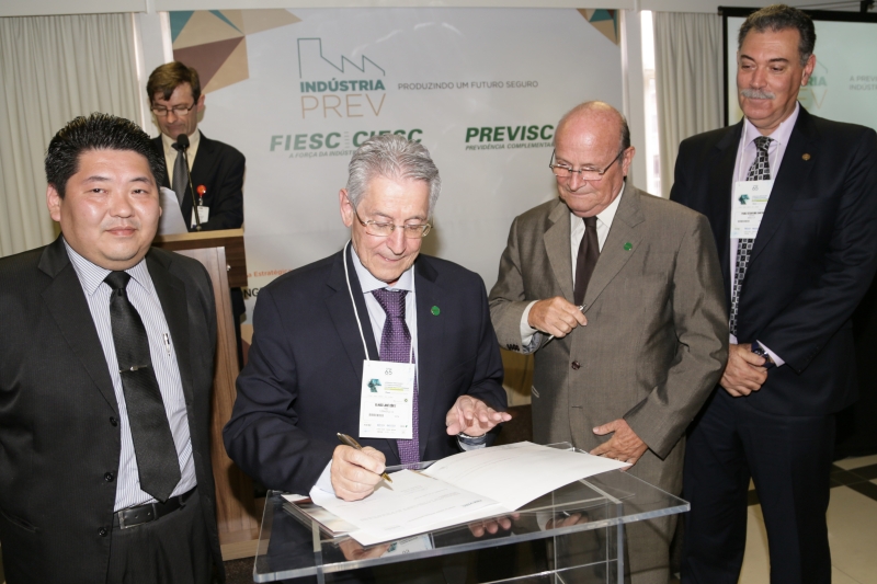 Glauco José Côrte, presidente da FIESC, assinou a primeira ficha de adesão ao Industriaprev. (Foto: Marcos Quint)